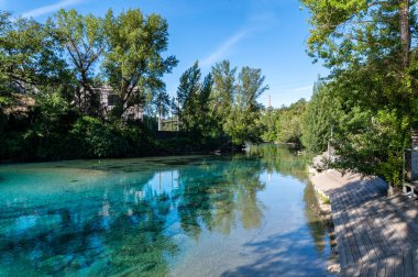 Gök mavisi suyla karakterize edilmiş boğucu bir banyo yeri.