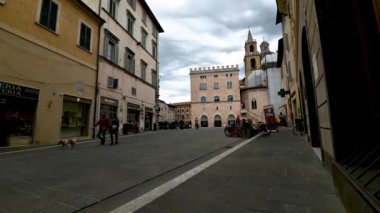 Foligno, İtalya 22 Mayıs 2021: Foligno 'daki Camillo benso di cavour rotasında zaman aşımı