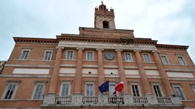 foligno, İtalya 22 Mayıs 2021: Foligno 'nun merkezindeki belediye saray meydanı