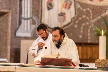 Terni, İtalya 21 Mayıs 2021: Sacro cuore Terni kilisesindeki kutsal ayin sırasında rahipler