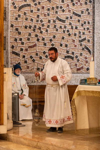Sacro cuore terni kilisesindeki kutsal ayin sırasında rahipler — Stok fotoğraf