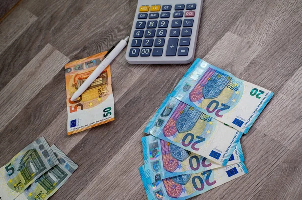 Zaken Het Kantoor Met Eurobankbiljetten Rekenmachine Tafelkaarten Voorwerpen — Stockfoto