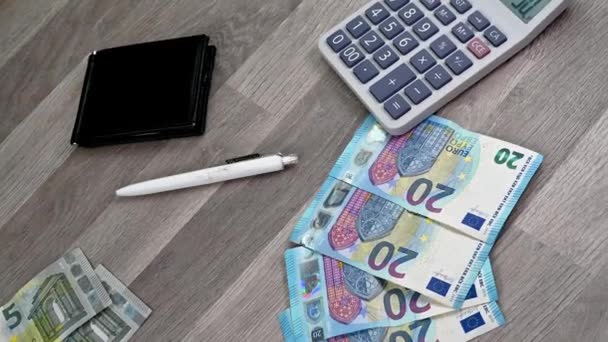 Dans le bureau billets en euros avec calculatrice et graphiques et objets — Video