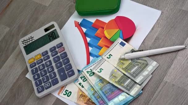 En la oficina billetes en euros con calculadora y gráficos y objetos — Vídeos de Stock