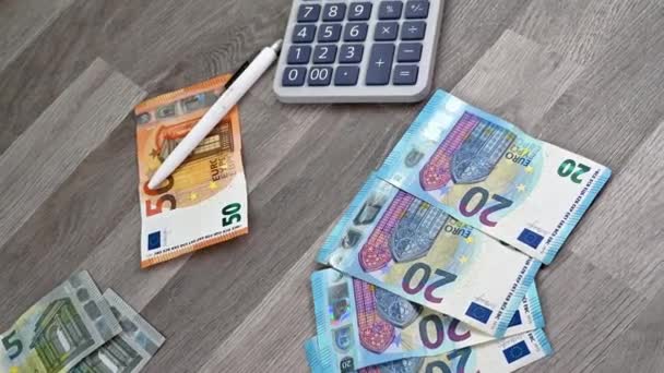 En la oficina billetes en euros con calculadora y gráficos y objetos — Vídeo de stock