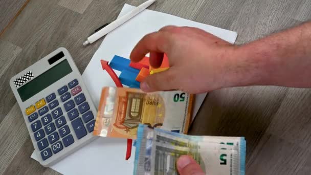 Ofiste euro banknotlarını sayan adam. — Stok video