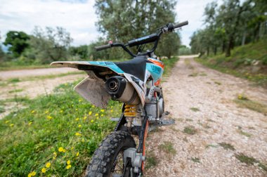 Terni, İtalya Haziran 08 2021: Çocuklar için mini motokros ya da off-road yarışı için yetişkinler