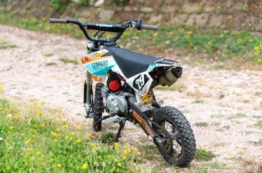 Terni, İtalya Haziran 08 2021: Çocuklar için mini motokros ya da off-road yarışı için yetişkinler