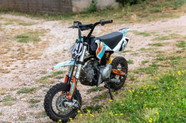 Terni, İtalya Haziran 08 2021: Çocuklar için mini motokros ya da off-road yarışı için yetişkinler