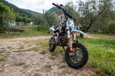 Terni, İtalya Haziran 08 2021: Çocuklar için mini motokros ya da off-road yarışı için yetişkinler