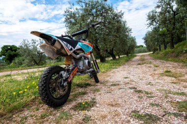 Terni, İtalya Haziran 08 2021: Çocuklar için mini motokros ya da off-road yarışı için yetişkinler