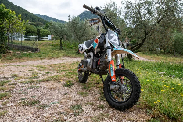 Terni, İtalya Haziran 08 2021: Çocuklar için mini motokros ya da off-road yarışı için yetişkinler