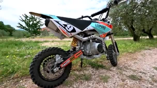 Pit bike mini motokros pro děti nebo dospělé — Stock video