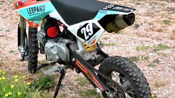 Pit bike mini motokros pro děti nebo dospělé — Stock video