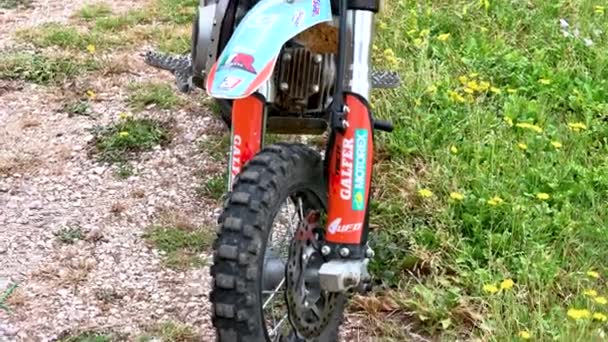 Pit bike mini motocross detalj fram — Stockvideo