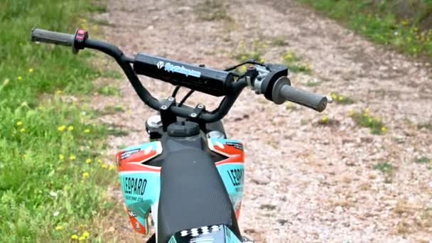 Pit bike mini motocross detail oberer lenker und tank — Stockvideo