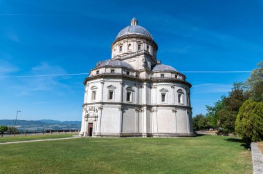 Santa Maria della Consolazione Kilisesi şehir duvarlarının dışında.