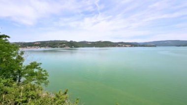 Umbria 'daki Corbara Gölü plajlarla dolu.