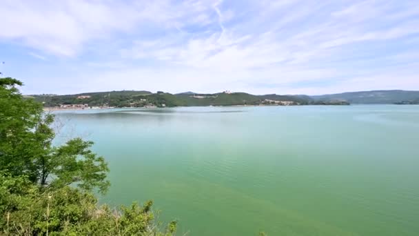 Jezioro Corbara w kąpielisku umbria z plażami — Wideo stockowe