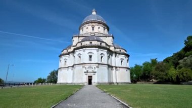 Santa Maria della Consolazione Kilisesi şehir duvarlarının dışında.