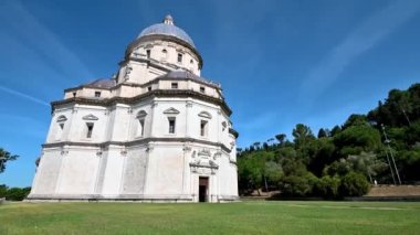 Santa Maria della Consolazione Kilisesi şehir duvarlarının dışında.
