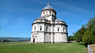 Santa Maria della Consolazione Kilisesi şehir duvarlarının dışında.
