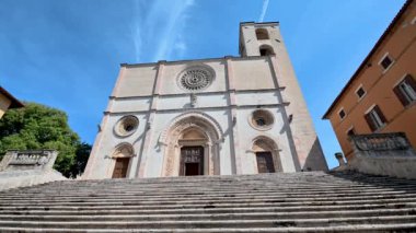 Santissima Annunziata Kilisesi Piazza del Popolo 'da, kasabanın merkezinde.