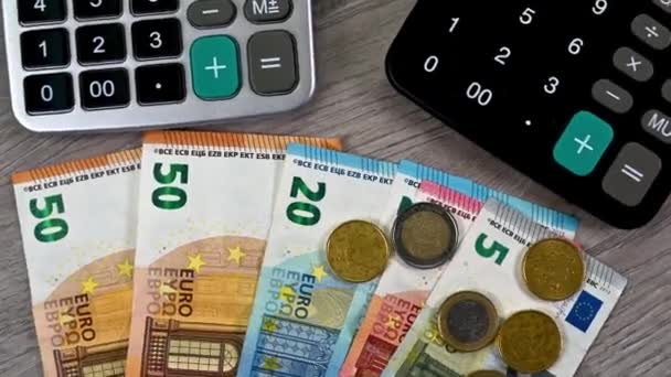 Euro-Banknoten verschiedener Stückelungen mit Taschenrechner — Stockvideo