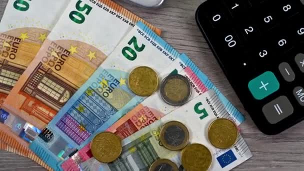 Banconote in euro di diversi tagli con calcolatrice — Video Stock