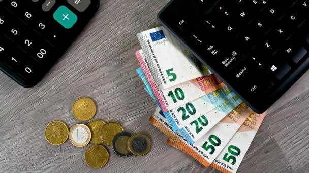 Notas de euro de diferentes denominações com calculadora e teclado informático — Vídeo de Stock