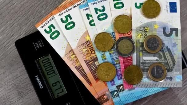 Billetes en euros de distintas denominaciones en un saldo — Vídeo de stock