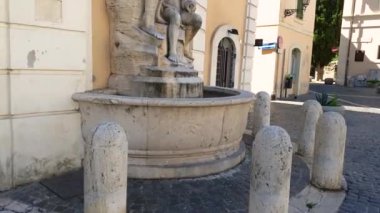 Terni katedralinin önüne bir çeşme yerleştirildi.