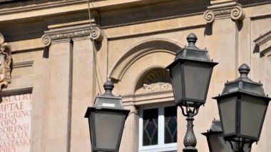 Terni ön cepheye yerleştirilen heykellerin özel katedrali.