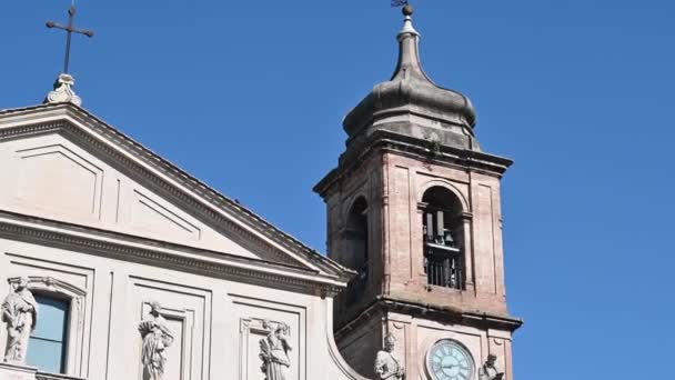 Terni the particular cathedral of the sculptures placed on the facade — Stock Video
