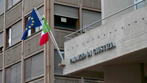 意大利和欧洲三位一体宫廷立面的国旗 — 图库视频影像