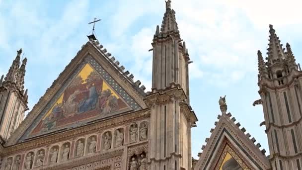 Und Schneidet Die Spitzen Des Daches Der Kathedrale Von Orvieto — Stockvideo