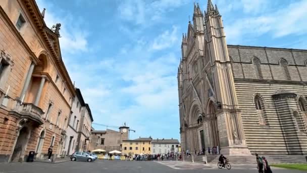 イタリアオルヴィエート2021年6月19日町の中心部の広場にあるオルヴィエート大聖堂 — ストック動画
