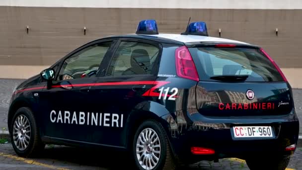 Terni Italy Juni 2021 Carabinieri Fiat Punto Utrustad Med Blixtar — Stockvideo