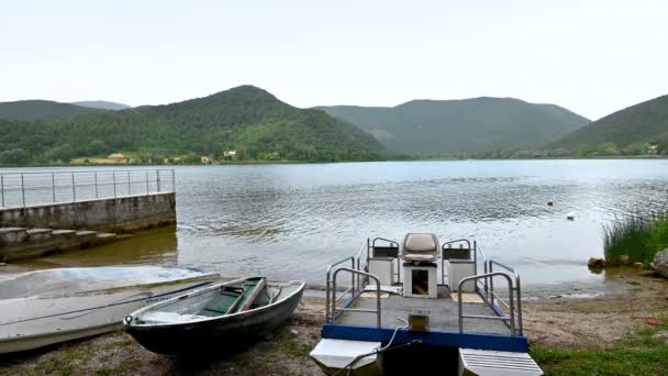 Pequeños barcos junto al lago de piediluco — Vídeo de stock