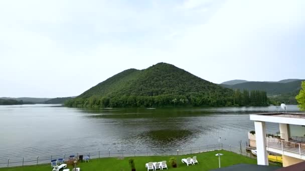Jezioro pidiluco i jego centralna wyspa — Wideo stockowe