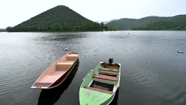 Небольшие лодки у озера Пьедилуко — стоковое видео