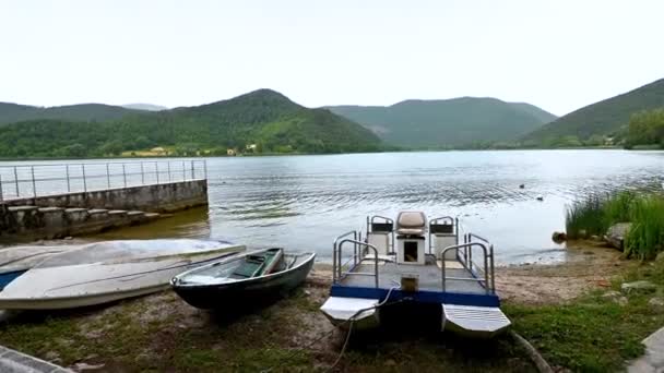 Pequeños barcos junto al lago de piediluco — Vídeo de stock