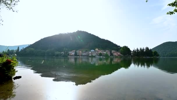 Panorama satului piediluco cu lacul — Videoclip de stoc
