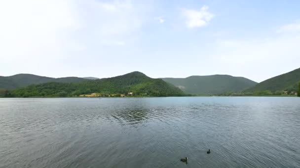 Pidiluco-See und seine zentrale Insel — Stockvideo