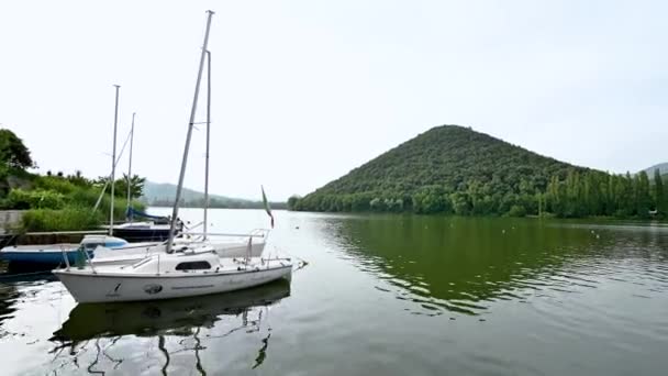 Barcos en la orilla del lago de piediluco en umbria — Vídeo de stock