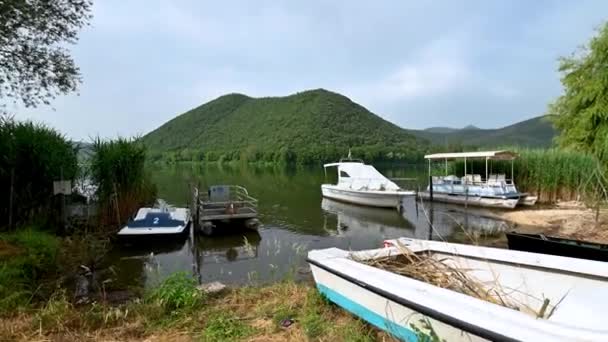 Barcos en la orilla del lago de piediluco en umbria — Vídeo de stock