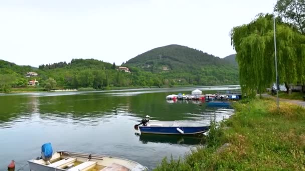 Barcos en la orilla del lago de piediluco en umbria — Vídeos de Stock