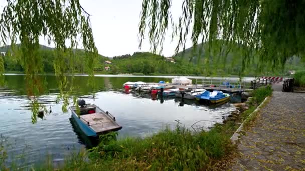 Лодки на берегу озера Пьедилуко в Умбрии — стоковое видео
