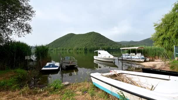 Barcos en la orilla del lago de piediluco en umbria — Vídeo de stock