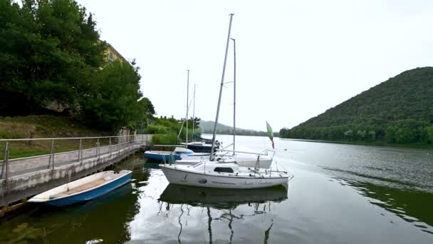 Barcos en la orilla del lago de piediluco en umbria — Vídeo de stock